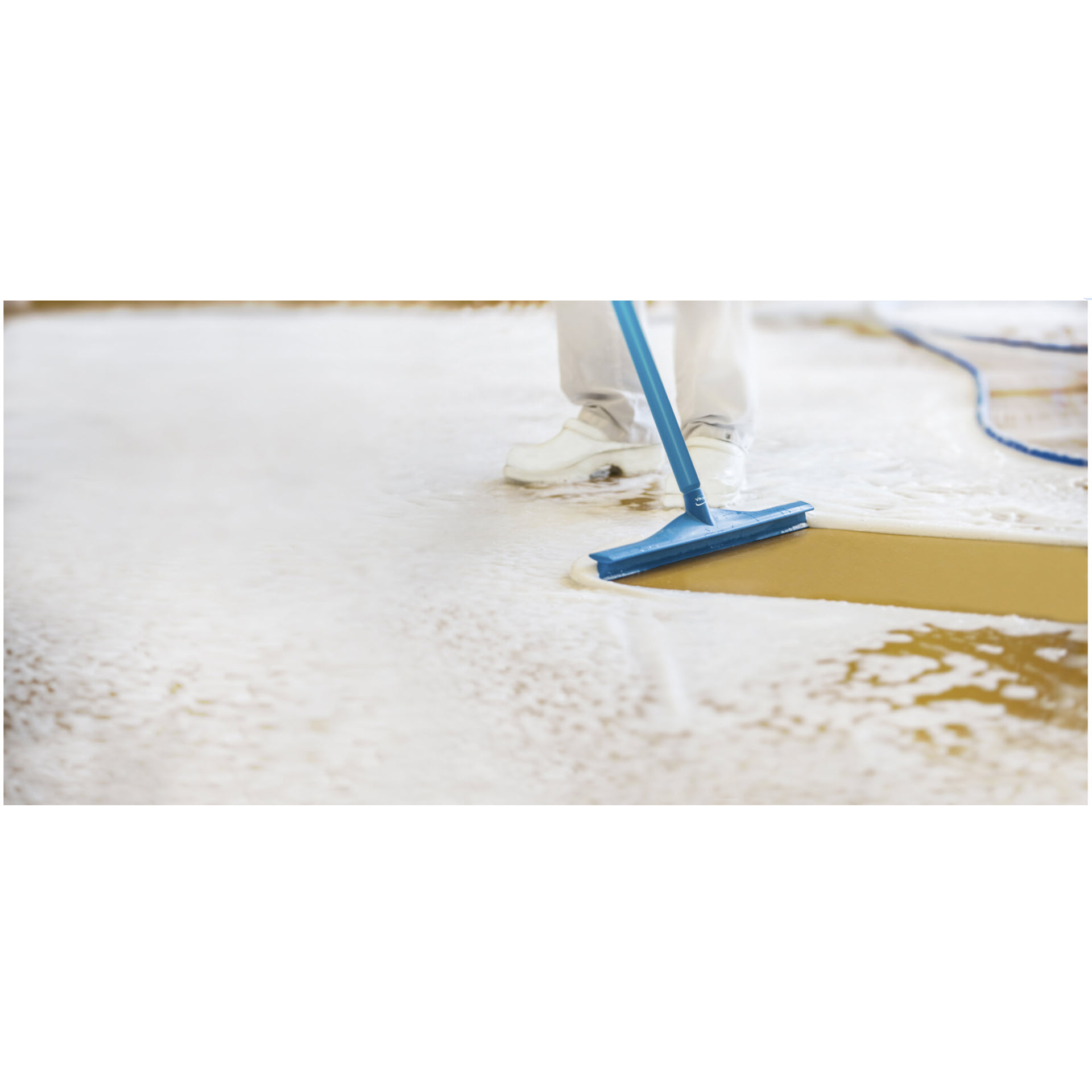 Blauer Vikan Wasserabzieher mit Stiel beim Abziehen von Wasser und Reinigungsschaum