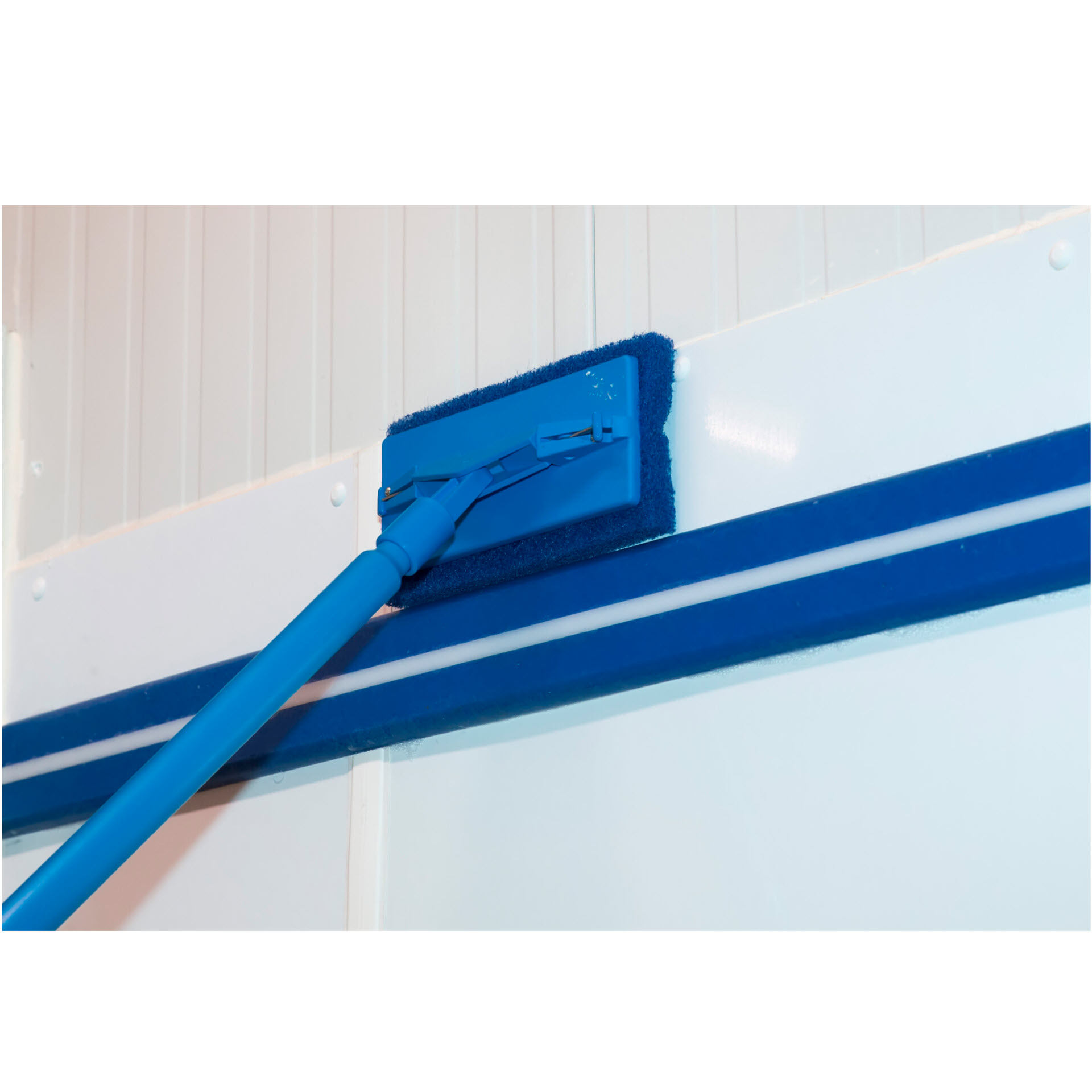 Blauer Vikan Padhalter mit Stiel und blauem Scheuerpad bei der Wandreinigung